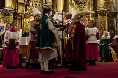 Fotos de la coronación de la reina de la Faba en Puente la Reina. /