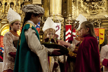 Fotos de la coronación de la reina de la Faba en Puente la Reina. /