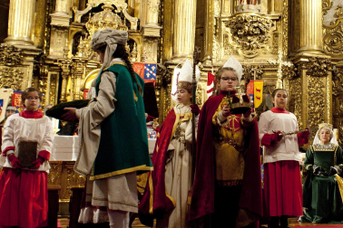 Fotos de la coronación de la reina de la Faba en Puente la Reina. /