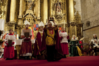 Fotos de la coronación de la reina de la Faba en Puente la Reina. /