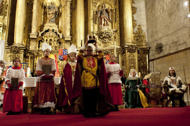 Fotos de la coronación de la reina de la Faba en Puente la Reina. /