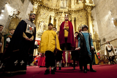 Fotos de la coronación de la reina de la Faba en Puente la Reina. /