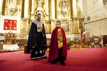 Fotos de la coronación de la reina de la Faba en Puente la Reina. /