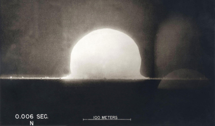 Una cúpula de plasma producida por la primera detonación de un arma atómica el 16 de julio de 1945 durante las investigaciones del Proyecto Manhattan en Nuevo México