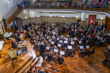 Fotos del concierto de la Pamplonesa y Voces de Oro en la Casa de la Misericordia de Pamplona.