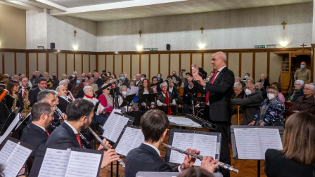 Fotos del concierto de la Pamplonesa y Voces de Oro en la Casa de la Misericordia de Pamplona.
