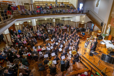 Fotos del concierto de la Pamplonesa y Voces de Oro en la Casa de la Misericordia de Pamplona.