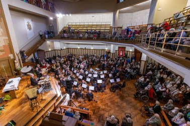 Fotos del concierto de la Pamplonesa y Voces de Oro en la Casa de la Misericordia de Pamplona.