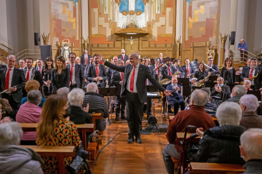 Fotos del concierto de la Pamplonesa y Voces de Oro en la Casa de la Misericordia de Pamplona.