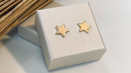 Pendientes artesanales de oro con estrella de Joyería Zia