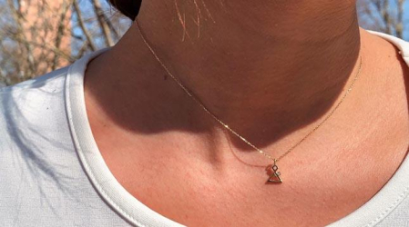 Gargantilla de oro y diamante con San Fermin de Joyería Zia