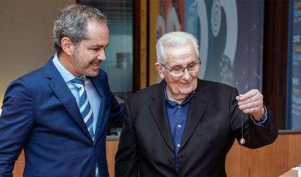 El arquitecto Patxi Alcalde Cilveti (Pamplona, 1939) recibió emocionado el pasado sábado en Baluarte el premio ‘Plomada de Oro’ de manos del presidente del COAVN, Josecho Vélaz, en reconocimiento a su dilatada y exitosa trayectoria profesional y a su compromiso y contribución a la dignificación de la profesión de arquitecto, así como a su proyección social