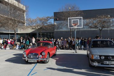 Alumnos de 1º de Primaria del Huertas Mayores de Tudela ponen en práctica el aprendizaje en automóviles clásicos de la Asociación San Fermín de Pamplona.