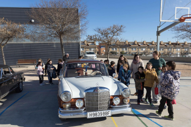 Alumnos de 1º de Primaria del Huertas Mayores de Tudela ponen en práctica el aprendizaje en automóviles clásicos de la Asociación San Fermín de Pamplona.