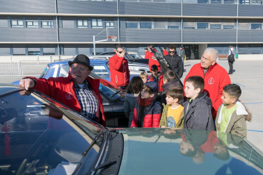 Alumnos de 1º de Primaria del Huertas Mayores de Tudela ponen en práctica el aprendizaje en automóviles clásicos de la Asociación San Fermín de Pamplona.