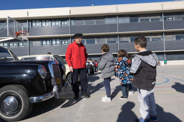Alumnos de 1º de Primaria del Huertas Mayores de Tudela ponen en práctica el aprendizaje en automóviles clásicos de la Asociación San Fermín de Pamplona.