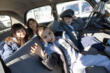 Alumnos de 1º de Primaria del Huertas Mayores de Tudela ponen en práctica el aprendizaje en automóviles clásicos de la Asociación San Fermín de Pamplona.