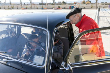 Alumnos de 1º de Primaria del Huertas Mayores de Tudela ponen en práctica el aprendizaje en automóviles clásicos de la Asociación San Fermín de Pamplona.