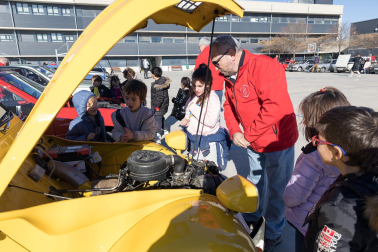 Alumnos de 1º de Primaria del Huertas Mayores de Tudela ponen en práctica el aprendizaje en automóviles clásicos de la Asociación San Fermín de Pamplona.