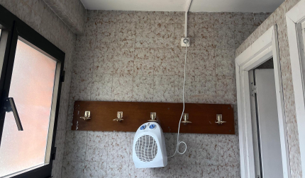 Un pequeño radiador, en el baño de las mujeres policías del complejo policial de Beloso