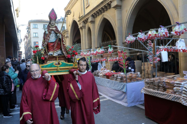 Imagen del mercadillo y procesión en honor a San Blas este viernes, 3 de febrero, en Pamplona.