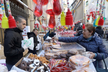 Imagen del mercadillo y procesión en honor a San Blas este viernes, 3 de febrero, en Pamplona.