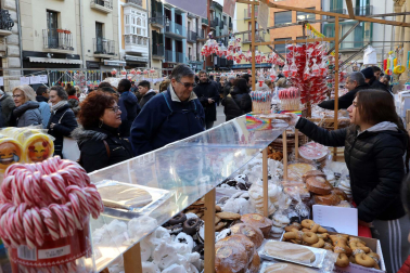 Imagen del mercadillo y procesión en honor a San Blas este viernes, 3 de febrero, en Pamplona.