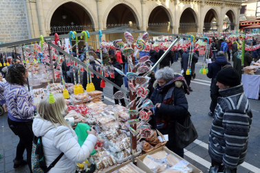 Imagen del mercadillo y procesión en honor a San Blas este viernes, 3 de febrero, en Pamplona.