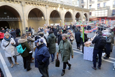 Imagen del mercadillo y procesión en honor a San Blas este viernes, 3 de febrero, en Pamplona.