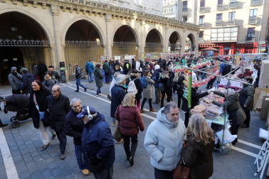 Imagen del mercadillo y procesión en honor a San Blas este viernes, 3 de febrero, en Pamplona.