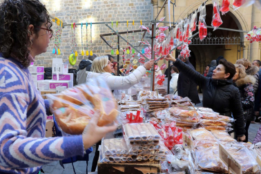 Imagen del mercadillo y procesión en honor a San Blas este viernes, 3 de febrero, en Pamplona.