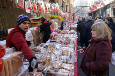 Imagen del mercadillo y procesión en honor a San Blas este viernes, 3 de febrero, en Pamplona.