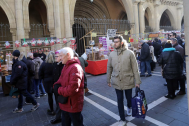 Imagen del mercadillo y procesión en honor a San Blas este viernes, 3 de febrero, en Pamplona.