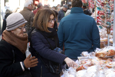 Imagen del mercadillo y procesión en honor a San Blas este viernes, 3 de febrero, en Pamplona.