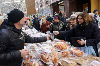 Imagen del mercadillo y procesión en honor a San Blas este viernes, 3 de febrero, en Pamplona.