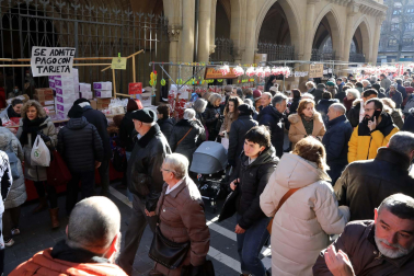 Imagen del mercadillo y procesión en honor a San Blas este viernes, 3 de febrero, en Pamplona.