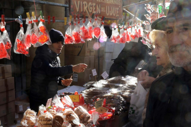 Imagen del mercadillo y procesión en honor a San Blas este viernes, 3 de febrero, en Pamplona.