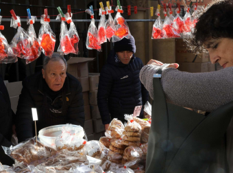 Imagen del mercadillo y procesión en honor a San Blas este viernes, 3 de febrero, en Pamplona.