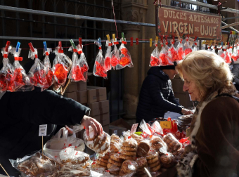 Imagen del mercadillo y procesión en honor a San Blas este viernes, 3 de febrero, en Pamplona.