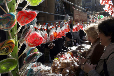 Imagen del mercadillo y procesión en honor a San Blas este viernes, 3 de febrero, en Pamplona.
