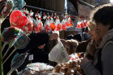 Imagen del mercadillo y procesión en honor a San Blas este viernes, 3 de febrero, en Pamplona.