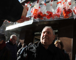 Imagen del mercadillo y procesión en honor a San Blas este viernes, 3 de febrero, en Pamplona.