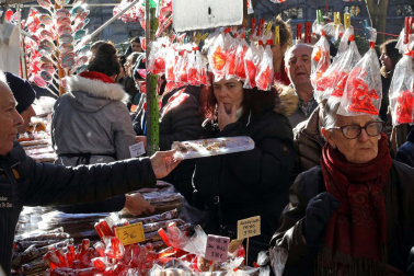 Imagen del mercadillo y procesión en honor a San Blas este viernes, 3 de febrero, en Pamplona.