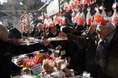 Imagen del mercadillo y procesión en honor a San Blas este viernes, 3 de febrero, en Pamplona.