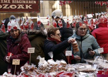 Imagen del mercadillo y procesión en honor a San Blas este viernes, 3 de febrero, en Pamplona.