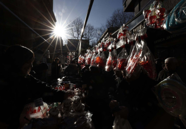 Imagen del mercadillo y procesión en honor a San Blas este viernes, 3 de febrero, en Pamplona.
