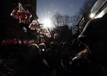 Imagen del mercadillo y procesión en honor a San Blas este viernes, 3 de febrero, en Pamplona.