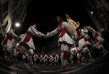 Los miembros del grupo municipal de danzas Duguna-Iruñeko Dantzariak interpretan la soka-dantza en la plaza de San Nicolás en el día de San Blas.