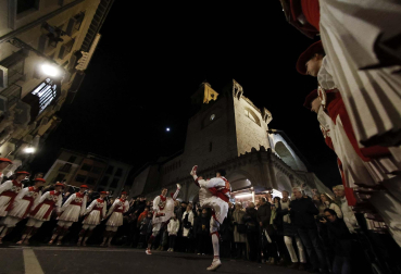Los miembros del grupo municipal de danzas Duguna-Iruñeko Dantzariak interpretan la soka-dantza en la plaza de San Nicolás en el día de San Blas.