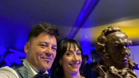 Raúl de la Fuente y Amaia Remírez con el Goya de 'Maldita'